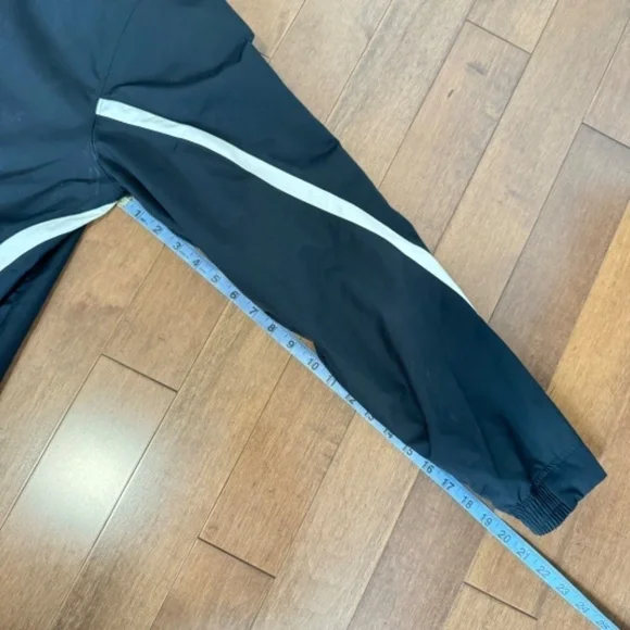 ❄️ Under Armour Men's Black/White Essential Woven Jacket - Picture 8 of 10